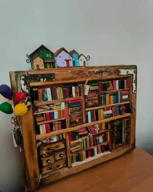 Drewniana dekoracja biblioteczka — praca twórcy Iga Lot na Freshwall Marketplace