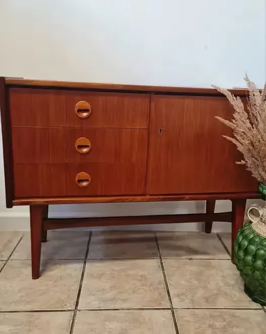 Komoda tekowa, mały sideboard ,mid-century,vintage design lata 60/70 — praca twórcy Meble z duszą vintage na Freshwall Marketplace