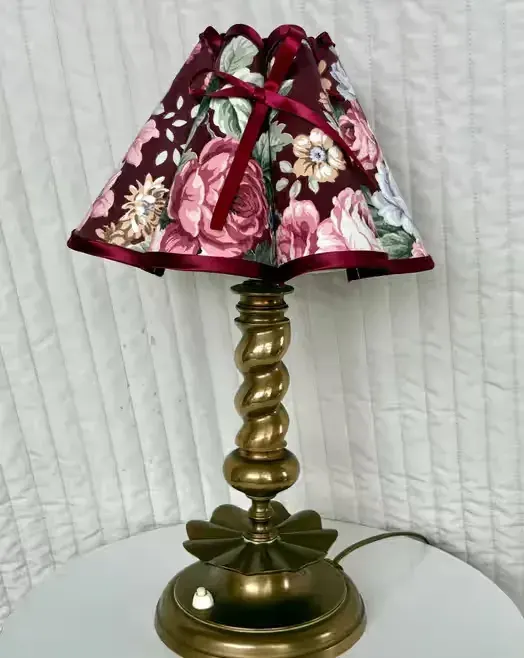 Antyczna mosiężna lampa stołowa z dekoracyjnym spiralnym detalem i kwiatowym abażurem — praca twórcy Nela Picks Antiques na Freshwall Marketplace