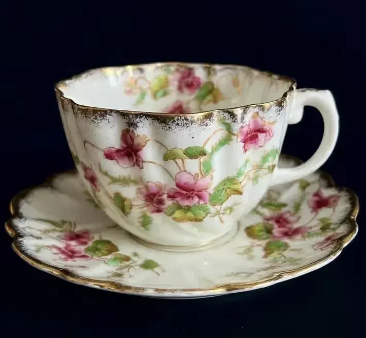 Antyk Wiktoriańska Anglia Malowana Fiołki Filiżanka Porcelana Vintage — praca twórcy Porcelana Vintage na Freshwall Marketplace