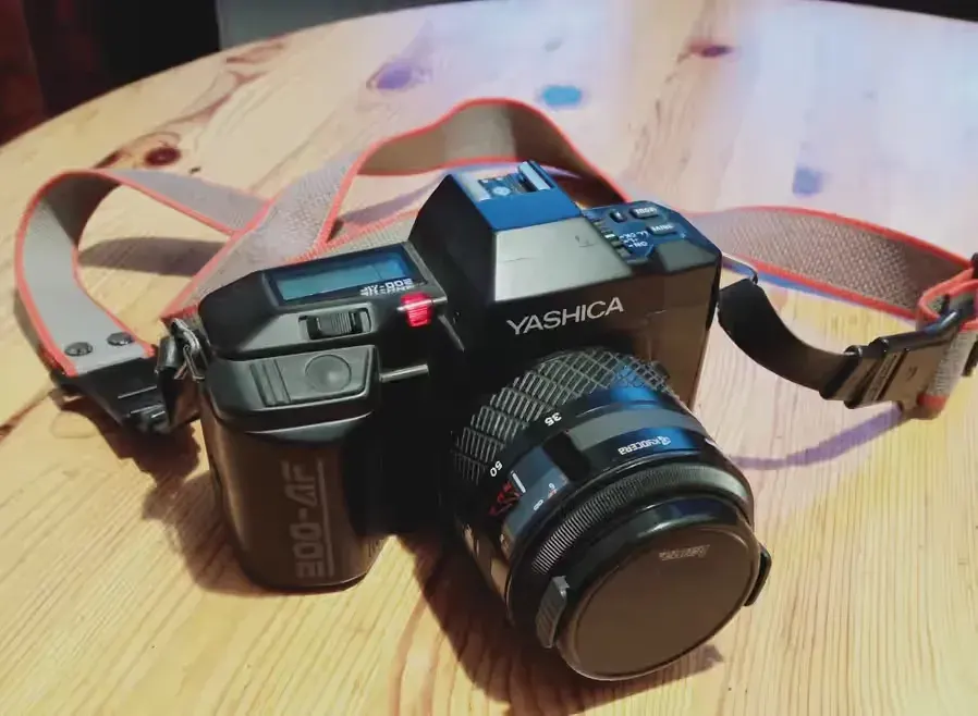 Aparat Fotograficzny Yashica 200 AF — praca twórcy Alan na Freshwall Marketplace