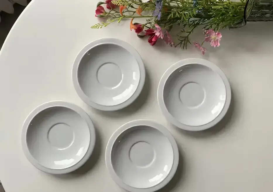 Burg Lindau zestaw spodki pod filiżanki talerzyki porcelanowe białe — praca twórcy Viktoria24 na Freshwall Marketplace
