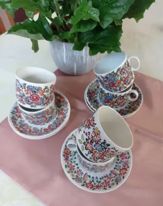 Cepelia Porcelana Karolina 1978 rok 6 filizanek ze spodkami — praca twórcy Magdalena na Freshwall Marketplace