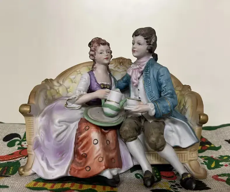 Ceramiczna figurka w stylu rokokoko para siedzaca na kanapie — praca twórcy NIE MA POBRANIA ani O L X na Freshwall Marketplace