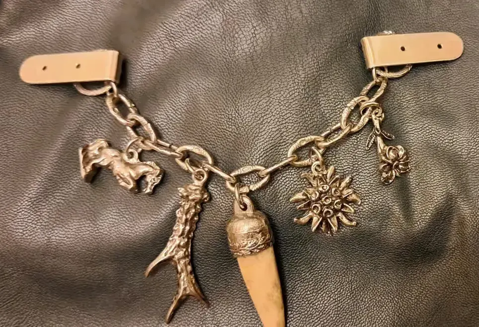 Charivari tradycyjna zawieszka vintage bawarska tyrolska myślistwo — praca twórcy Magdalena na Freshwall Marketplace