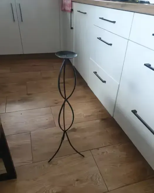Długi świecznik PRL czarny metalowy 69 cm — praca twórcy Hania73 na Freshwall Marketplace
