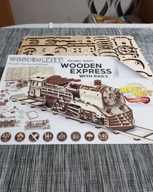 Drewniany model do skladania wooden express — praca twórcy Hanna na Freshwall Marketplace