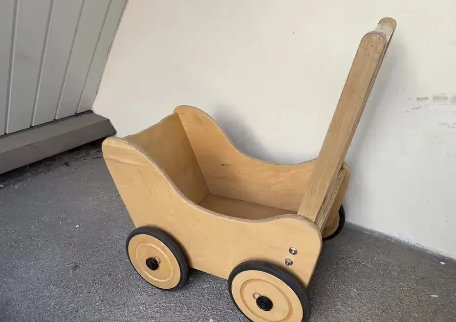 Drewniany wózek dla lalki lalek retro stary vintage antyk drewno — praca twórcy Karolina na Freshwall Marketplace