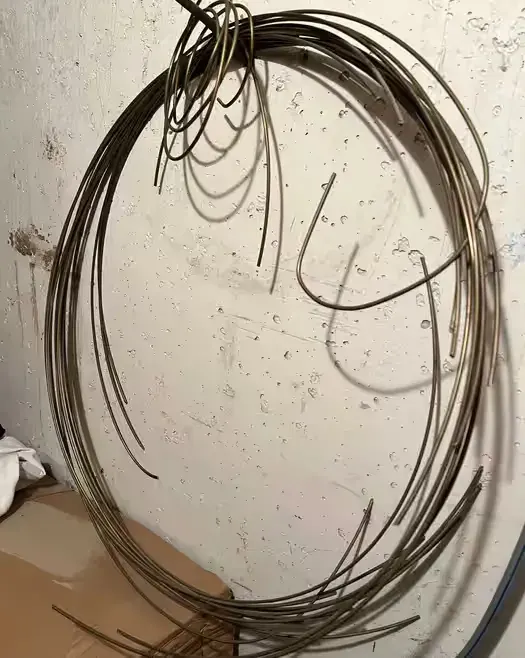 Drut mosiężny, 4mm grubości, około 27,5 metrów — praca twórcy Wojciech na Freshwall Marketplace