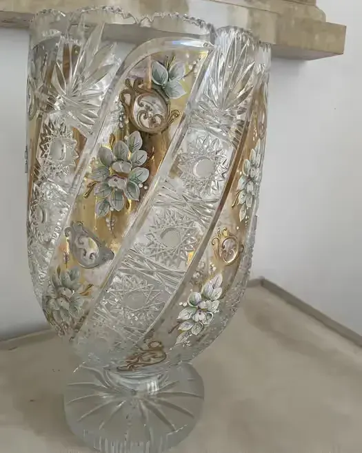 Duży wazon kryształowy Bohemia N&H 24% PbO 50 cm – ręcznie zdobiony, Czechy — praca twórcy Luxe Flowers Studio na Freshwall Marketplace