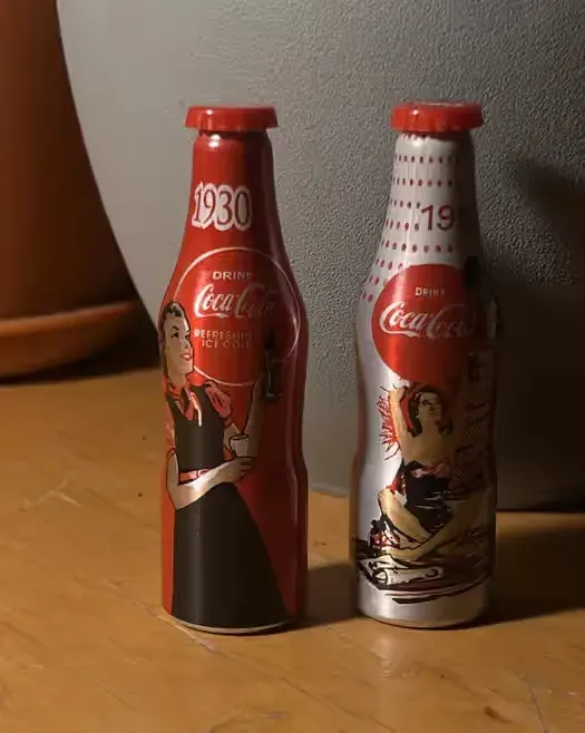 Dwie butelki kolekcjonerskie coca cola 1930 i 1950 — praca twórcy Dominika na Freshwall Marketplace