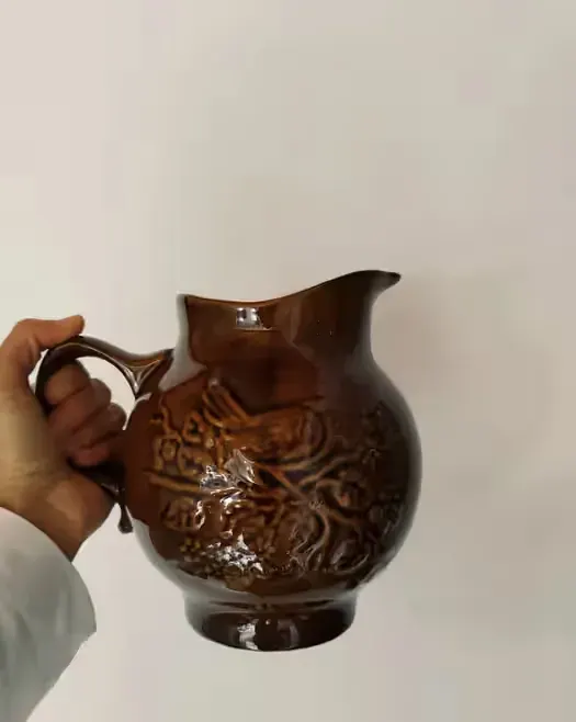 Dzban porcelit w ptasi motyw — praca twórcy Aga na Freshwall Marketplace