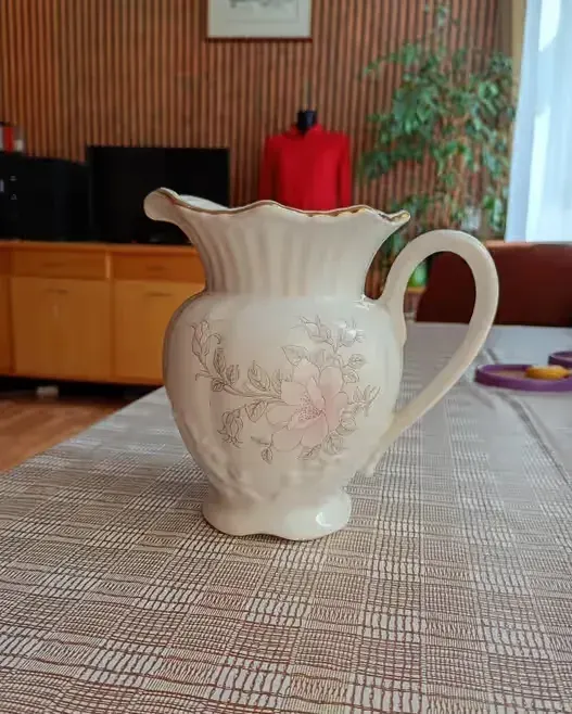 Dzbanek porcelanowy — praca twórcy Natula na Freshwall Marketplace