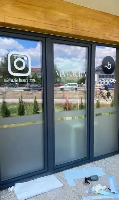 Folia mleczna, szroniona, naklejki, witryny — praca twórcy Kamil na Freshwall Marketplace