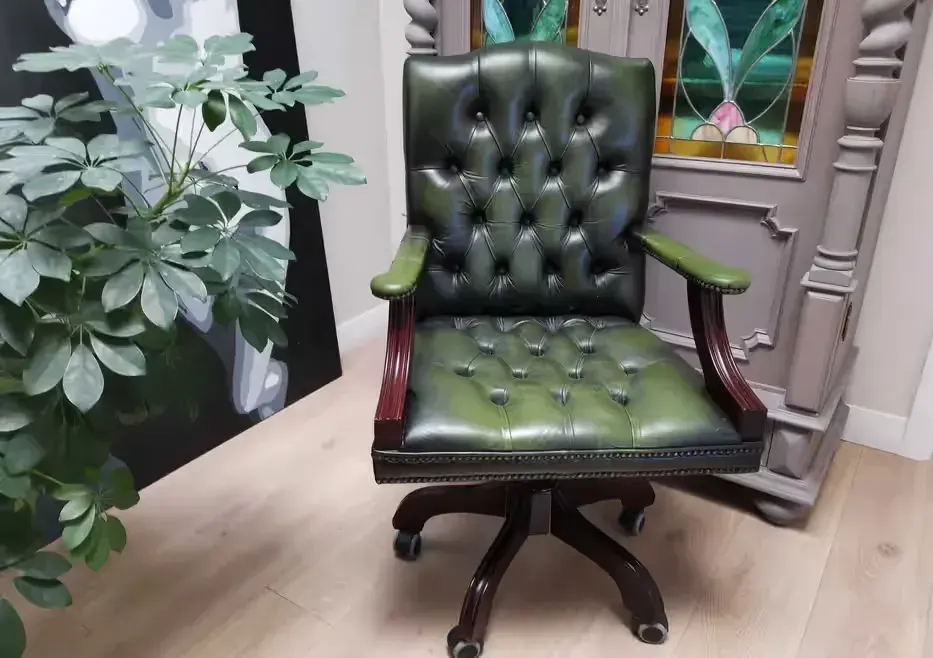 Gabinetowy fotel do biurka Chesterfield  908/2026 — praca twórcy Jakub na Freshwall Marketplace