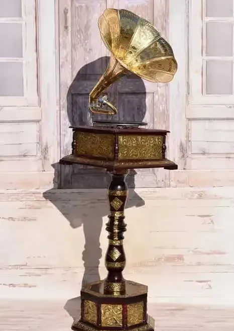 Gramofon Kwadrat - Rzeźbiony - Patefon - Stojak - Tuba - Sprawny — praca twórcy AntykiDecco na Freshwall Marketplace