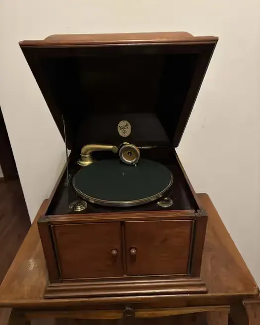 Gramofon Majesta,  po renowacji — praca twórcy Łukasz na Freshwall Marketplace
