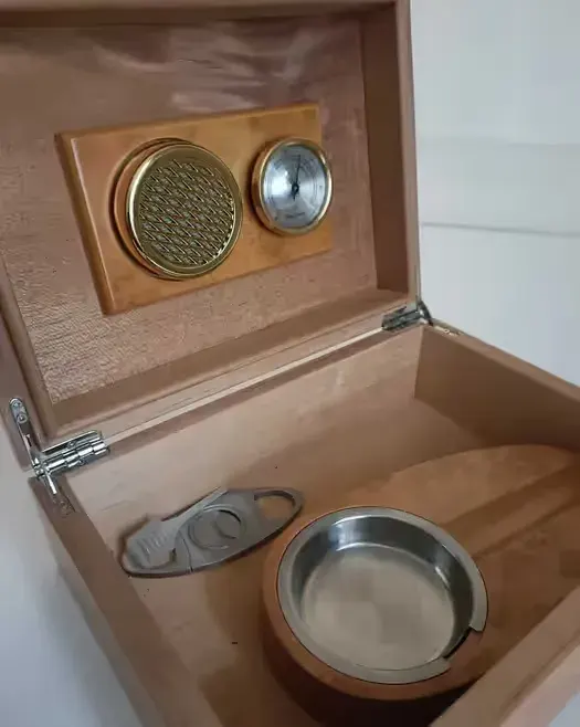 HUMIDOR, pudełko na cygara — praca twórcy Andrzej na Freshwall Marketplace