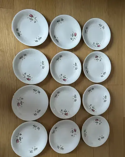 Komplet 12 talerzy włocławek stara porcelana PRL w kwiaty deserowe — praca twórcy PP na Freshwall Marketplace
