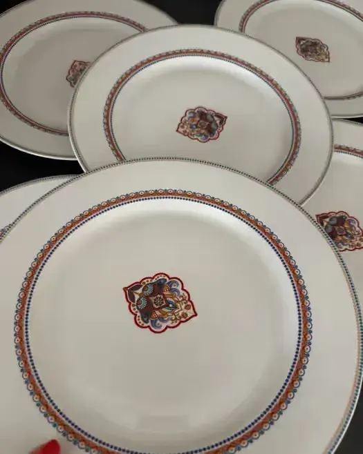 Komplet 6 talerzy obiadowych Karaca 28 cm – porcelana, elegancki orientalny wzór — praca twórcy Alicja na Freshwall Marketplace