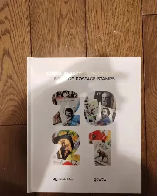 Księga znaczków pocztowych, boom of postage stamps — praca twórcy Zuzanna Janyga na Freshwall Marketplace