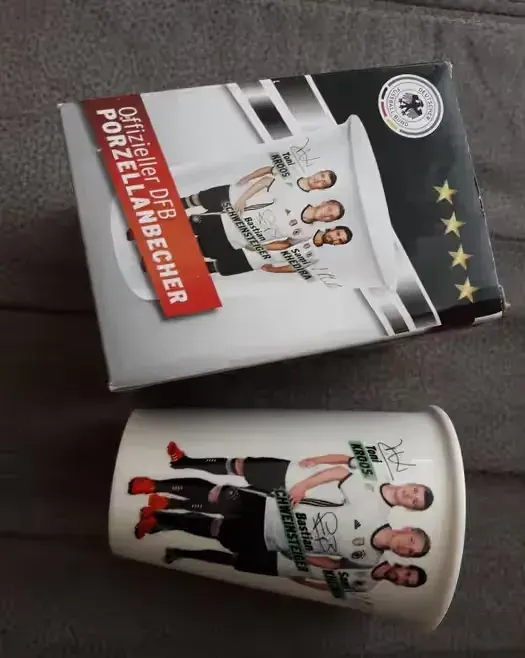 Kubek Deutscher Fussball-bund z piłkarzami — praca twórcy Wer na Freshwall Marketplace