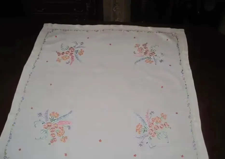ładny obrus 78 x 84 cm haftowany obrusik w kwiaty rękodzieło — praca twórcy Hania73 na Freshwall Marketplace