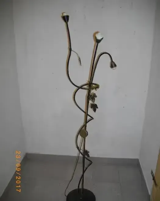 Lampa stojąca — praca twórcy Adam na Freshwall Marketplace