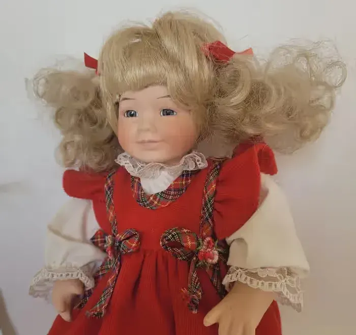 Mała lalka porcelanowa kolekcjonerska na stojaku 28 cm — praca twórcy Agnieszka na Freshwall Marketplace
