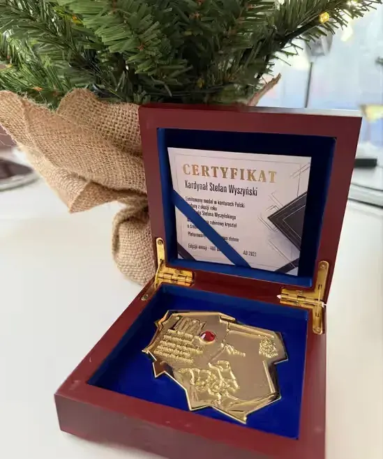 Medal w konturach Polski Kardynał Stefan Wyszyński — praca twórcy AK na Freshwall Marketplace