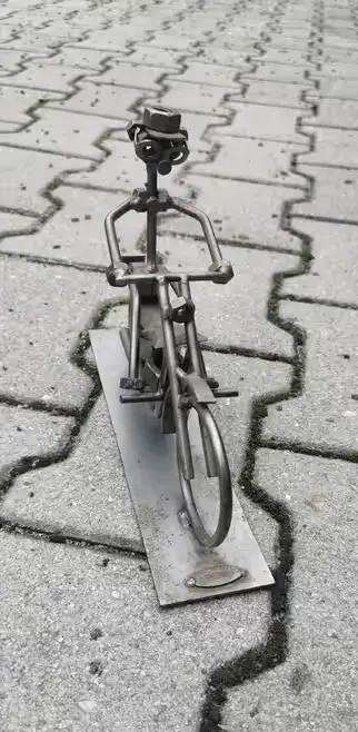 Metalowa figurka motocyklisty — praca twórcy Grzegorz na Freshwall Marketplace