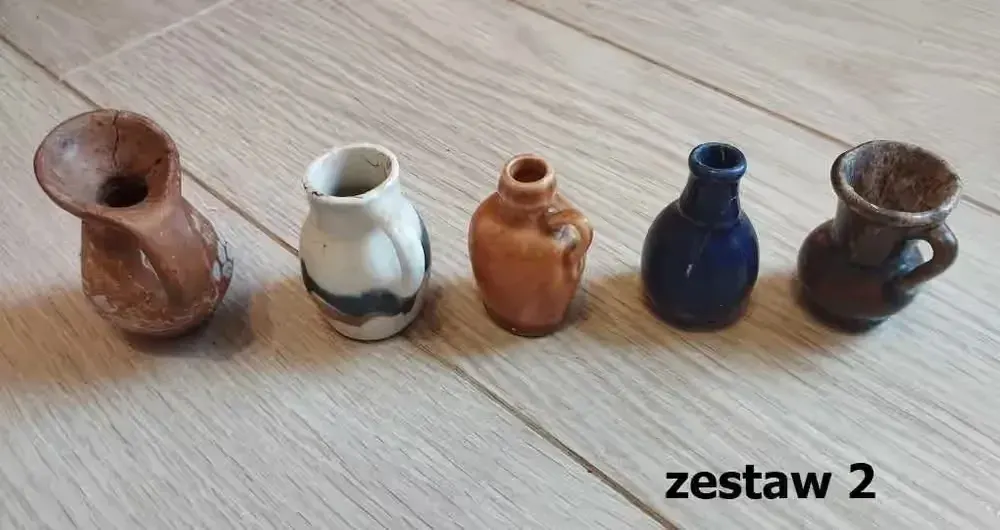 Miniaturowe wazoniki ceramiczne — praca twórcy Jakub na Freshwall Marketplace