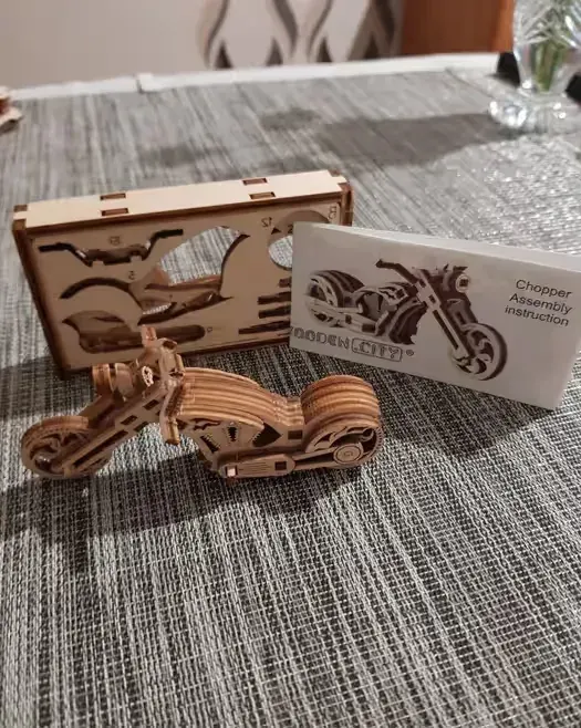 Model drewniany wooden city — praca twórcy Hanna na Freshwall Marketplace