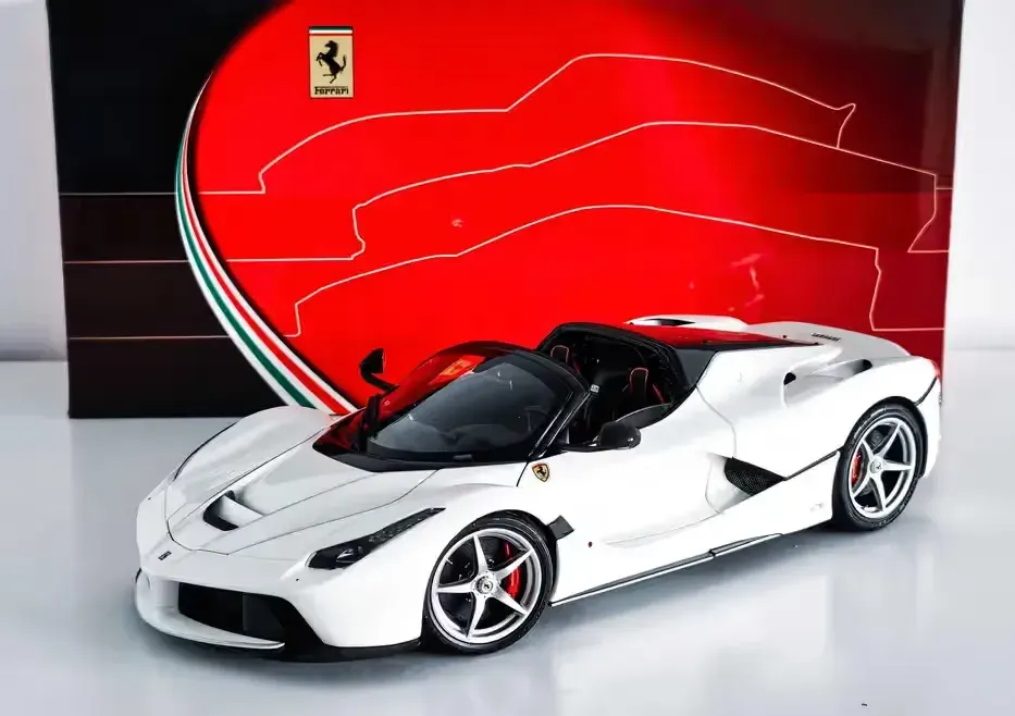 Model Ferrari LaFerrari Aperta Bianco Italia BBR 1/18 — praca twórcy Mateusz na Freshwall Marketplace
