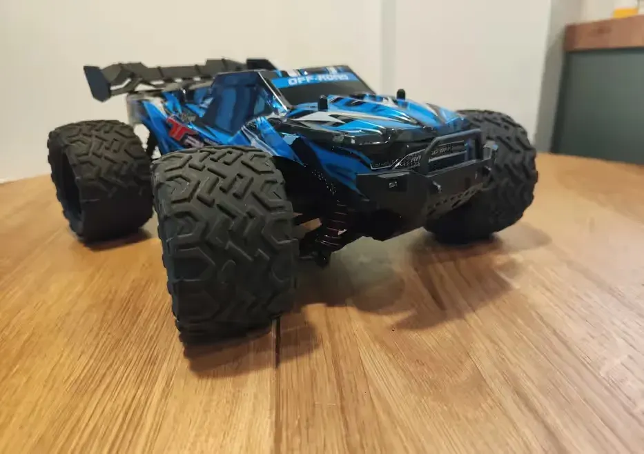 Cena weekendowa - Model RC 4x4 1:16 W dobrym stanie — praca twórcy Mariusz na Freshwall Marketplace