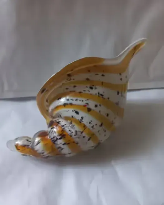 Murano,  szklana muszla — praca twórcy Lech na Freshwall Marketplace