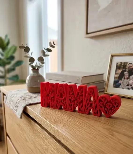 Napis MAMA prezent na dzień matki — praca twórcy Roksana na Freshwall Marketplace