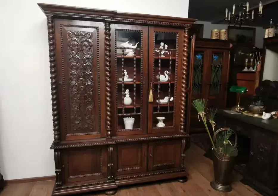 Orzechowa biblioteka witryna  antyk 913/2026 — praca twórcy Jakub na Freshwall Marketplace