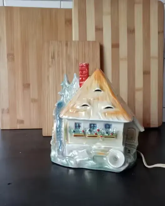 Ozdobna lampka, porcelanowy domek — praca twórcy Orunal na Freshwall Marketplace