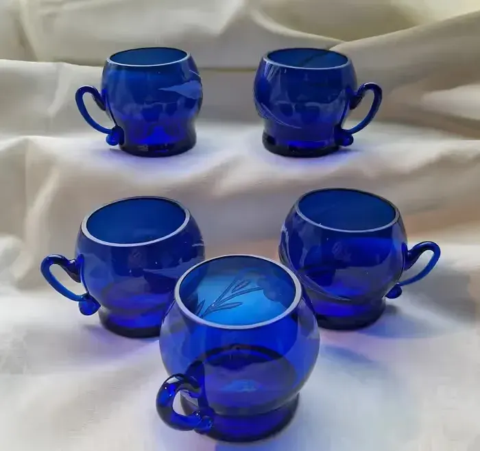 Piękne kobaltowe szklaneczki z uchwytem 5 sztVintage — praca twórcy 4syl73cha na Freshwall Marketplace
