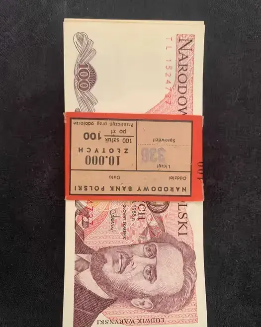 Plik banknotów 100zł z czasów PRL, Seria TL, Rok 1988 — praca twórcy Cezary na Freshwall Marketplace