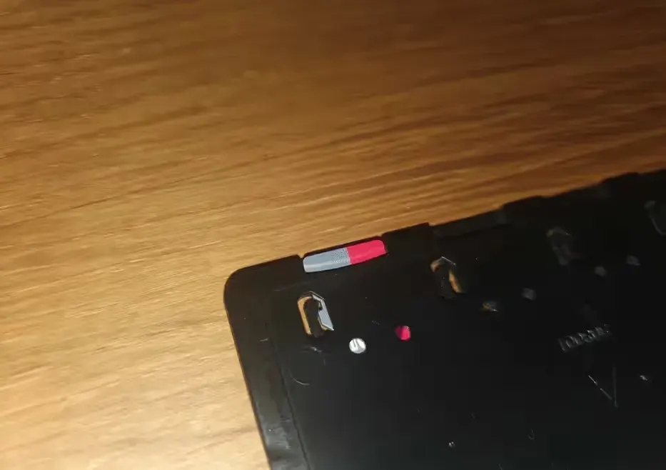 Pokrowiec/organizer na osiem kart microSD wielkości karty kredytowej — praca twórcy Paweł na Freshwall Marketplace