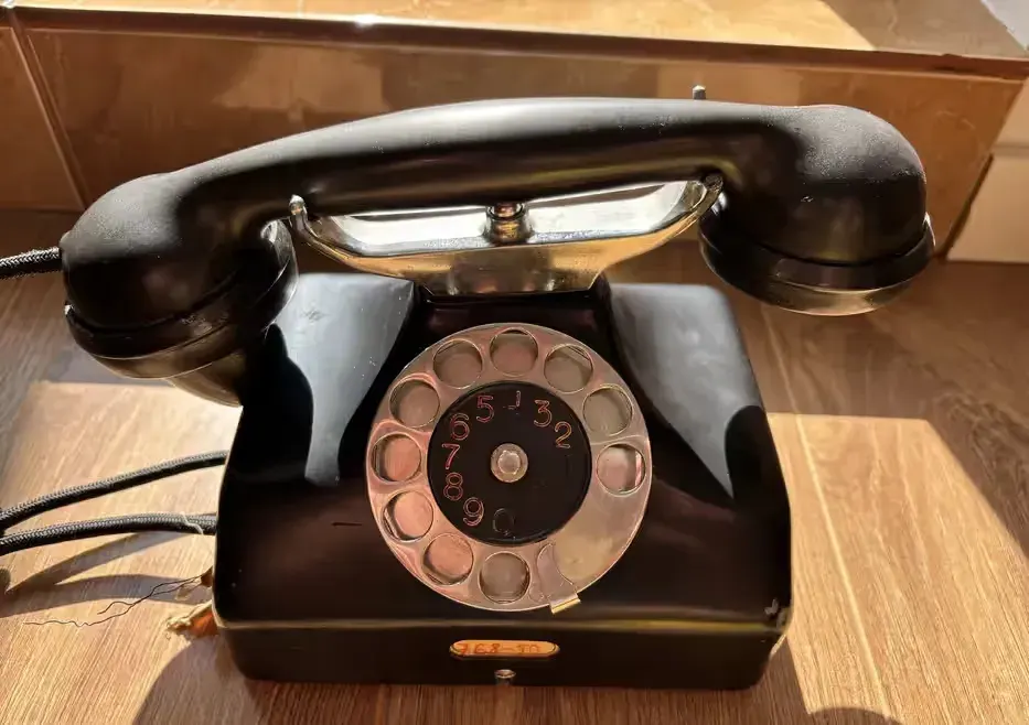 Polski Telefon PZT CB-35. Prawdizwa okazja ! — praca twórcy Robert na Freshwall Marketplace