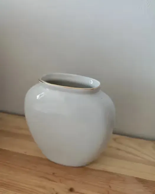 porcelanowy wazon ze złotym rantem vintage — praca twórcy em na Freshwall Marketplace
