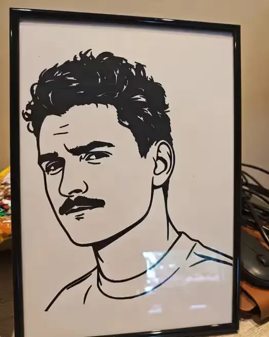 Portret personalizowany ze zdjęcia - rysunek cienkopisem w ramce A4 - wykonanie w 24h — praca twórcy Jonatan na Freshwall Marketplace