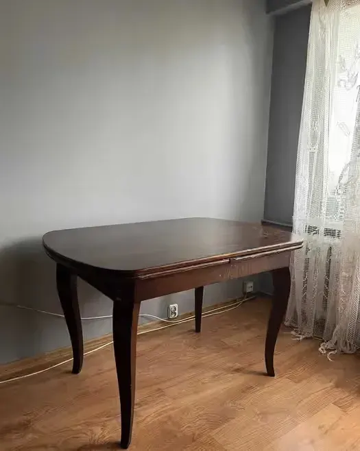 Przedwojenny stół — praca twórcy Renata na Freshwall Marketplace