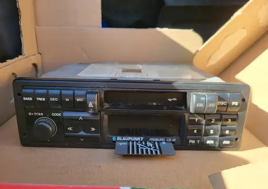 Radio Volkswagen, Porsche,   Blaupunkt Freiburg cr42 1991r. Z kartą  s — praca twórcy Arthur na Freshwall Marketplace