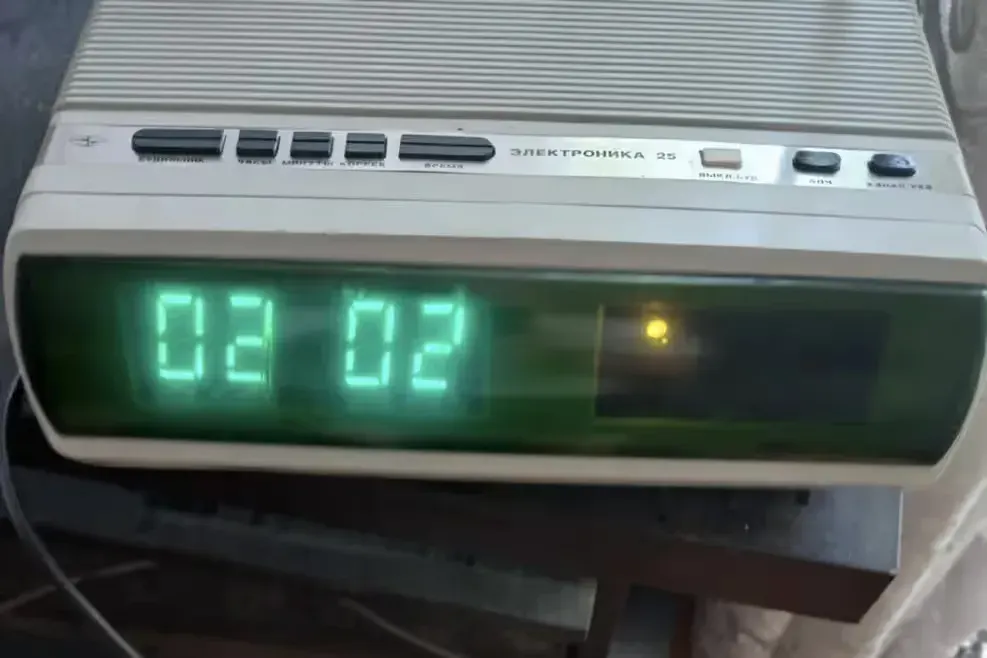 Radzieckie radio z zegarem budzikiem ELEKTRONIKA 25! Prawdziwa OkAzJa! — praca twórcy Robert na Freshwall Marketplace