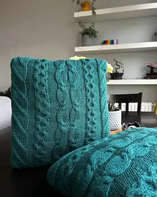 Recznie robione poduszki na drutach w kolorze butelkowej zieleni — praca twórcy Martyna na Freshwall Marketplace