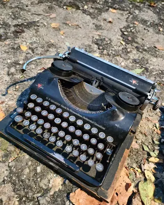 Retro maszyna do pisania — praca twórcy Pawel na Freshwall Marketplace